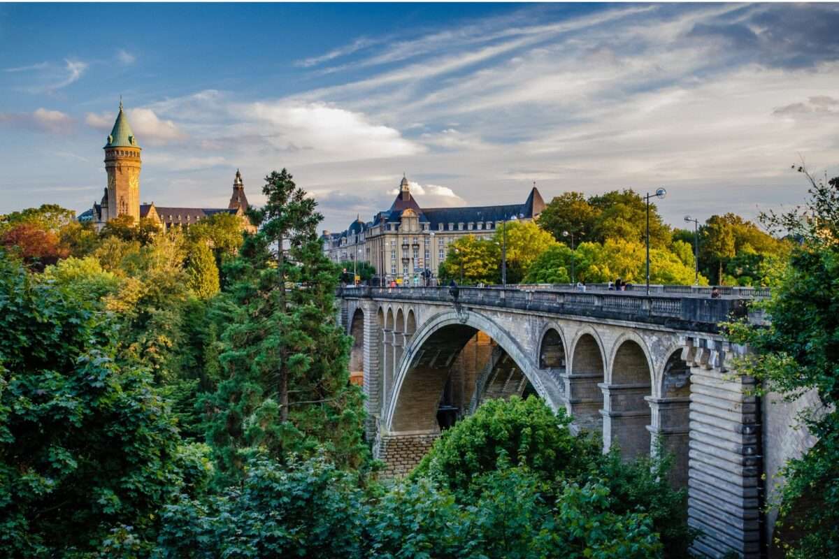 Qual é a principal riqueza do Luxemburgo?